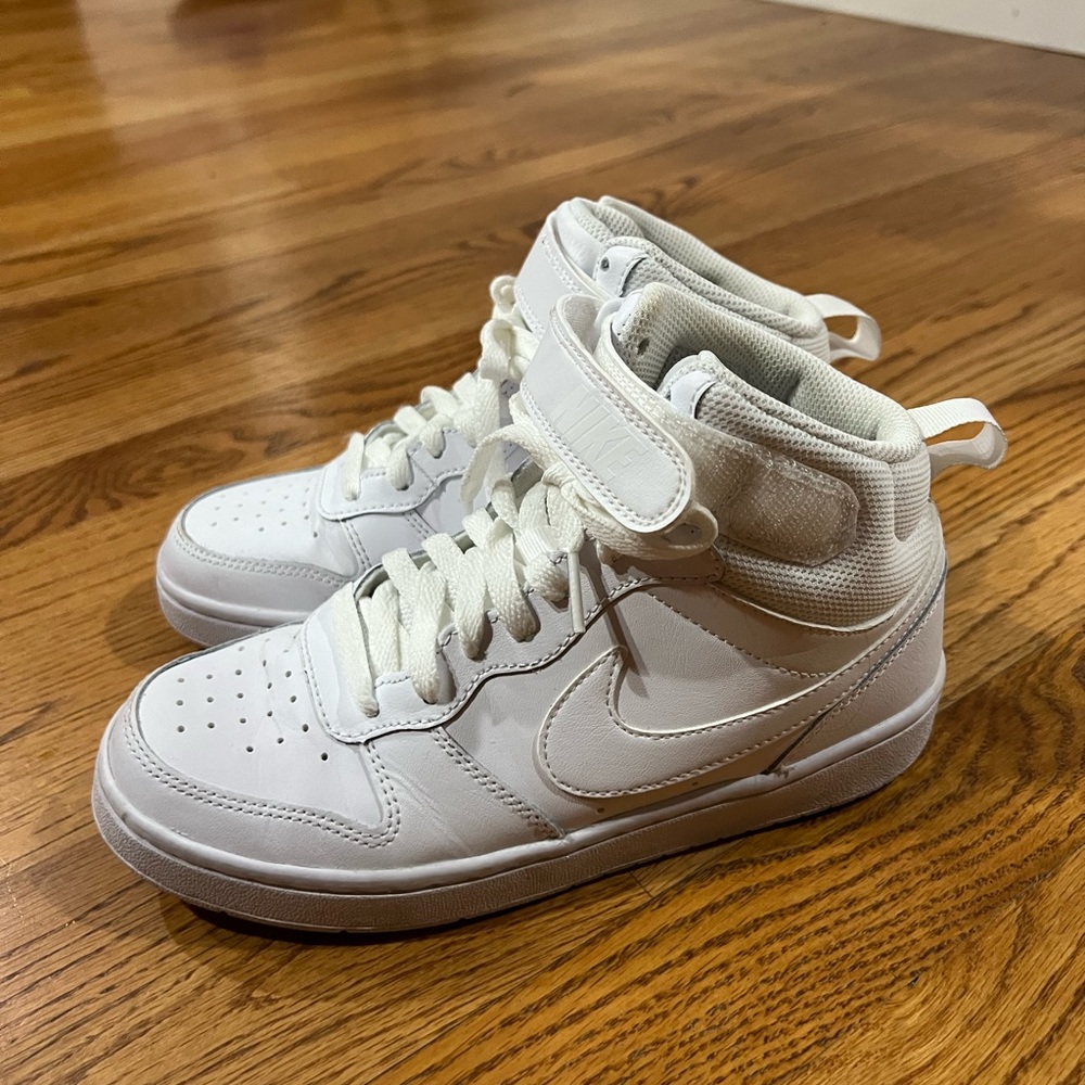 Womens size 6 / child’s size 4.5 nike shoes